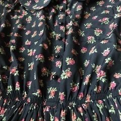 ★シルエットがキレイなワンピ★小花柄で春っぽいですが、黒で引き締まる★サテンの様な生地★の画像