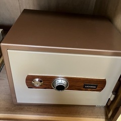 小型耐火金庫(UCHIDA) (ダイヤル➕シリンダー式) (カビゴン) 所沢の