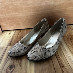 美品　走れるパンプス　パイソン柄　24.5