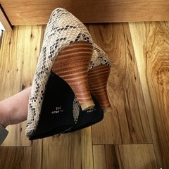 美品　走れるパンプス　パイソン柄　24.5の画像