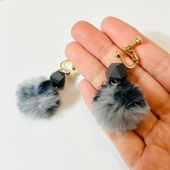 ファーイヤリング/ネジバネ式/ネイビーの画像