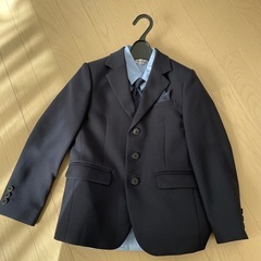 【お譲り先決まりました】
卒園式、入学式男児スーツ130の画像