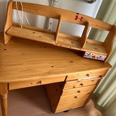 パイン材の学習机の画像