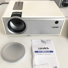 M【中古品】YABER ミニプロジェクター Y61 小型 6500lm WiFiでスマホに直接接続 交換アダプター不要 1920×1080最大解像度 映像機器の画像