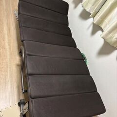  【美品】折りたたみベッド　手動 折り畳み 背もたれ調整可能 シングルベッド　ベッドルーム家具　移動しやすい　キャスター付き（長さ約200cm×幅約90cm×高さ約38cm）の画像