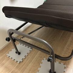  【美品】折りたたみベッド　手動 折り畳み 背もたれ調整可能 シングルベッド　ベッドルーム家具　移動しやすい　キャスター付き（長さ約200cm×幅約90cm×高さ約38cm）の画像
