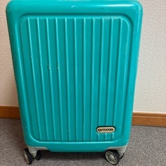 キャリーケース　青緑　ぼろぼろ
