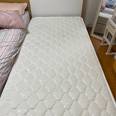 シングルベッド、マットレス付き新古
