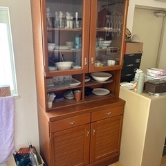【無料】大容量高級食器棚持っていってください【埼玉県】