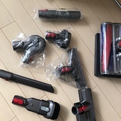 ダイソン　コードレス掃除機　v8 fluffy+  スタンド付きの画像