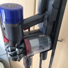 ダイソン　コードレス掃除機　v8 fluffy+  スタンド付きの画像