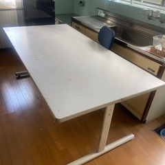 大きめのテーブル