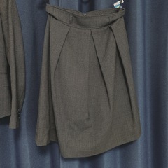 スーツカンパニー　スーツ　濃いグレー　の画像