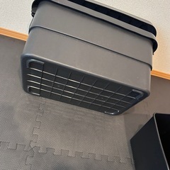 無印良品 再生ポリプロピレン入り 頑丈収納ボックス ダークグレー 大 仕分けケース付きの画像