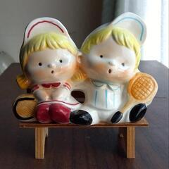 テニスの子供ペアの置物