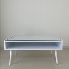 白のガラスローテーブルの画像