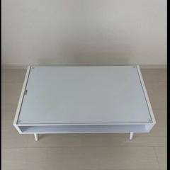 白のガラスローテーブルの画像