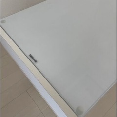 白のガラスローテーブルの画像