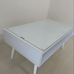 白のガラスローテーブルの画像