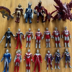 ウルトラマン、恐竜などソフビ