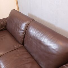 イタリアNATUZZI Editions(ナツッジ エディションズ)のGELOSO 総皮革 3人掛けソファ。上質なレザー、重厚感のある佇まいとゆったり包み込んでくる座り心地が魅力のトリプルソファ。の画像