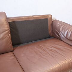 イタリアNATUZZI Editions(ナツッジ エディションズ)のGELOSO 総皮革 3人掛けソファ。上質なレザー、重厚感のある佇まいとゆったり包み込んでくる座り心地が魅力のトリプルソファ。の画像