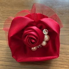 コサージュ：赤
