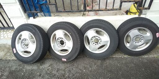【お取引中】【アルミホイル】ハイゼットカーゴ　ハイゼットトラックに付けていました。マルチホイールです。2019のスタッドレスが付いていますが、おまけとお考えください。