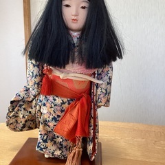 フランス人形と市松人形の２点(どちらか一方でも可)の画像
