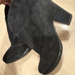 黒のVカットショートブーツの画像