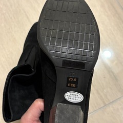 黒のVカットショートブーツの画像