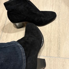 黒のVカットショートブーツの画像