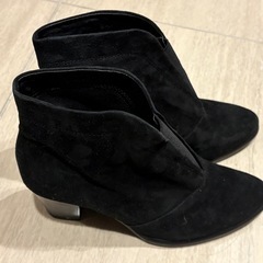 黒のVカットショートブーツ