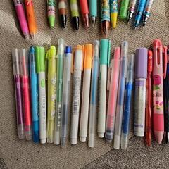 シャープペンシル、マーカー、ボールペンまとめ売りの画像