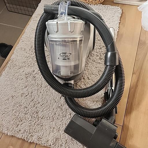 サイクロン 掃除機  コードレスではありません。