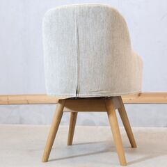 unico(ウニコ)のPIIVO(ピーヴォ) 回転式チェアです。丸みのある