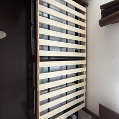 シングルベッドと引き出しの画像