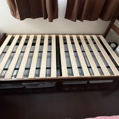シングルベッドと引き出しの画像