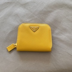 プラダ財布