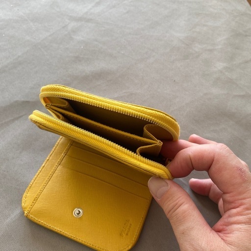プラダ財布