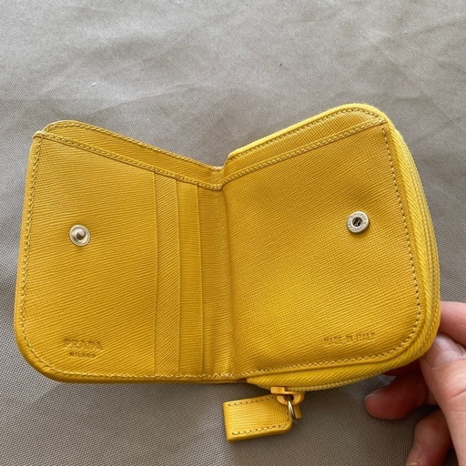 プラダ財布