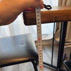 机と椅子2脚の画像