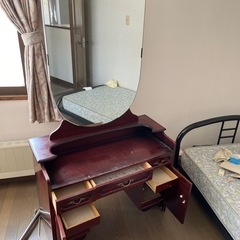 レトロすぎるドレッサーです