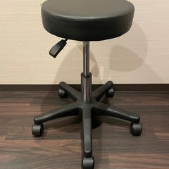キャスター付きの黒いスツール