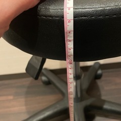 キャスター付きの黒いスツールの画像