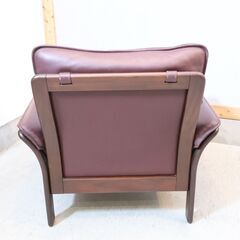 ドイツerpo(エルポ)社のER-01 シングルソファです！落ち着いた色合いのレザーとウッドフレームがモダンな印象の1Pソファはお部屋を洗練された印象に♪北欧スタイルにもおススメのアームチェアです。の画像