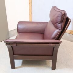 ドイツerpo(エルポ)社のER-01 シングルソファです！落ち着いた色合いのレザーとウッドフレームがモダンな印象の1Pソファはお部屋を洗練された印象に♪北欧スタイルにもおススメのアームチェアです。の画像