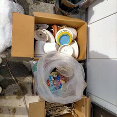 【無料です】ガーデニング用品 鉢 土 柵 木炭 など一式 無料で...