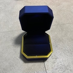 キラキラ光る指輪箱の画像