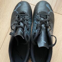 【受け渡し予定者決定のため、問い合わせ不可】＜無料あげます＞【美品】PUMA サッカーシューズ 黒　室内用 23cmの画像